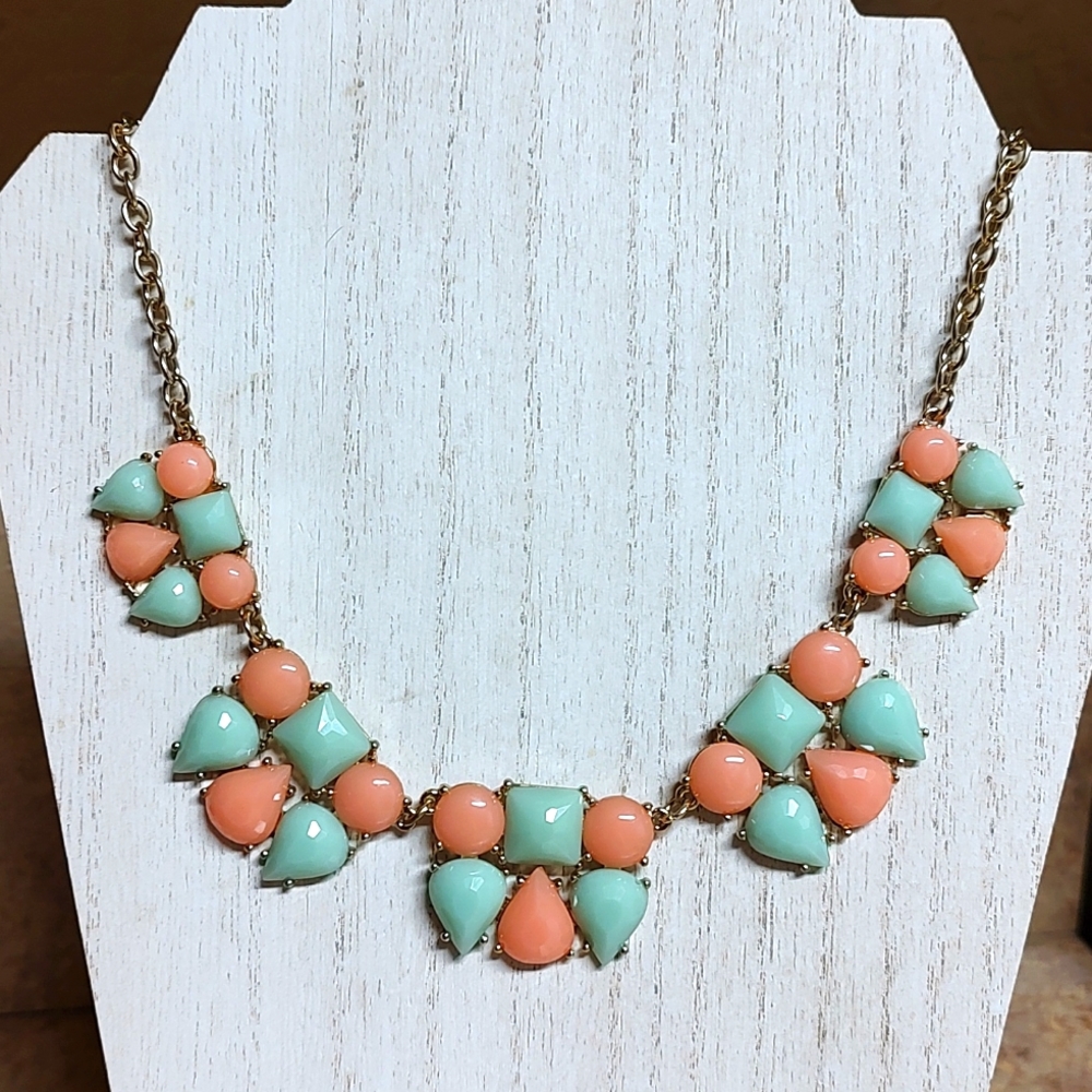 🐾 2 For $16 Pale Green & Pale Pink Lucite Gemstone Statement Necklace - Picture 2 of 3